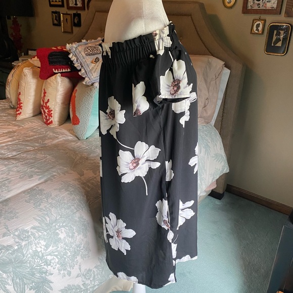NWOT Floral Off-the-Shoulder Dress - Picture 3 of 11
